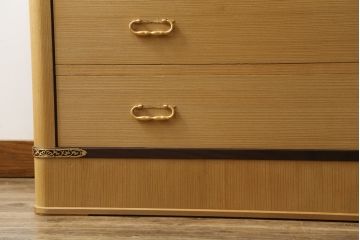 総桐箪笥の見た目を変えずに綺麗にリペア!すべての金具を取り外し、本体の表面についている砥の粉を落として洗い出し作業。引き出しや扉等の可動部の調整をし、蜜蝋ワックスにて仕上げ。(桐たんす、着物箪笥、引き出し、衣装箪笥、チェスト)