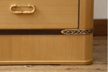 総桐箪笥の見た目を変えずに綺麗にリペア!すべての金具を取り外し、本体の表面についている砥の粉を落として洗い出し作業。引き出しや扉等の可動部の調整をし、蜜蝋ワックスにて仕上げ。(桐たんす、着物箪笥、引き出し、衣装箪笥、チェスト)