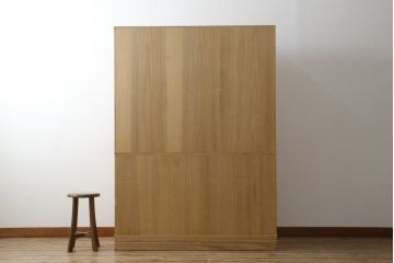 総桐箪笥の見た目を変えずに綺麗にリペア!すべての金具を取り外し、本体の表面についている砥の粉を落として洗い出し作業。引き出しや扉等の可動部の調整をし、蜜蝋ワックスにて仕上げ。(桐たんす、着物箪笥、引き出し、衣装箪笥、チェスト)