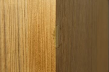 総桐箪笥の見た目を変えずに綺麗にリペア!すべての金具を取り外し、本体の表面についている砥の粉を落として洗い出し作業。引き出しや扉等の可動部の調整をし、蜜蝋ワックスにて仕上げ。(桐たんす、着物箪笥、引き出し、衣装箪笥、チェスト)
