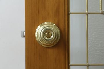 ステンドグラスをリペア&カスタム!当店のステンドグラスを使用し、ご希望のサイズ・色味にてドアを製作。(扉、建具)