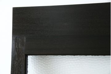 ドアをリペア&カスタム!高さと幅をリサイズし、既存のガラスノブを指定箇所へ移設し、鍵穴はバランスを見て移設。丁番も取り付け。現状の色味や雰囲気を残しつつ新材部分は本体に合わせて着色。(ガラス扉、建具)