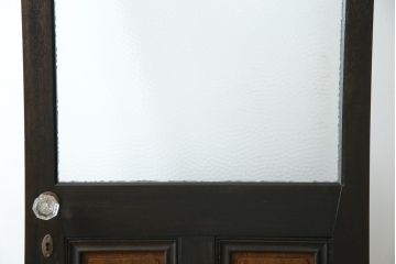 ドアをリペア&カスタム!高さと幅をリサイズし、既存のガラスノブを指定箇所へ移設し、鍵穴はバランスを見て移設。丁番も取り付け。現状の色味や雰囲気を残しつつ新材部分は本体に合わせて着色。(ガラス扉、建具)