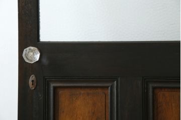 ドアをリペア&カスタム!高さと幅をリサイズし、既存のガラスノブを指定箇所へ移設し、鍵穴はバランスを見て移設。丁番も取り付け。現状の色味や雰囲気を残しつつ新材部分は本体に合わせて着色。(ガラス扉、建具)