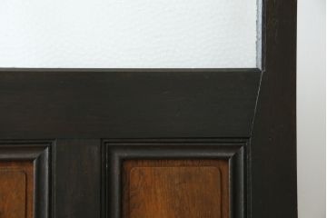 ドアをリペア&カスタム!高さと幅をリサイズし、既存のガラスノブを指定箇所へ移設し、鍵穴はバランスを見て移設。丁番も取り付け。現状の色味や雰囲気を残しつつ新材部分は本体に合わせて着色。(ガラス扉、建具)