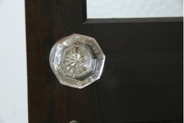 ドアをリペア&カスタム!高さと幅をリサイズし、既存のガラスノブを指定箇所へ移設し、鍵穴はバランスを見て移設。丁番も取り付け。現状の色味や雰囲気を残しつつ新材部分は本体に合わせて着色。(ガラス扉、建具)