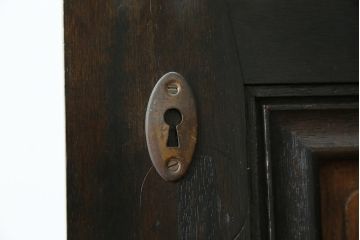 ドアをリペア&カスタム!高さと幅をリサイズし、既存のガラスノブを指定箇所へ移設し、鍵穴はバランスを見て移設。丁番も取り付け。現状の色味や雰囲気を残しつつ新材部分は本体に合わせて着色。(ガラス扉、建具)