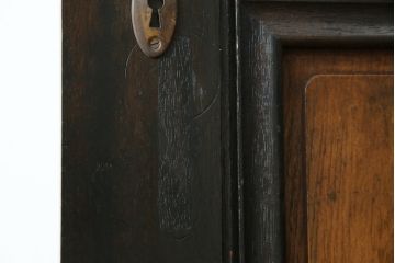 ドアをリペア&カスタム!高さと幅をリサイズし、既存のガラスノブを指定箇所へ移設し、鍵穴はバランスを見て移設。丁番も取り付け。現状の色味や雰囲気を残しつつ新材部分は本体に合わせて着色。(ガラス扉、建具)