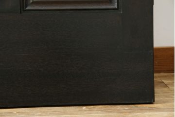 ドアをリペア&カスタム!高さと幅をリサイズし、既存のガラスノブを指定箇所へ移設し、鍵穴はバランスを見て移設。丁番も取り付け。現状の色味や雰囲気を残しつつ新材部分は本体に合わせて着色。(ガラス扉、建具)