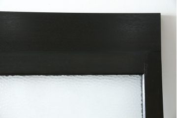 ドアをリペア&カスタム!高さと幅をリサイズし、既存のガラスノブを指定箇所へ移設し、鍵穴はバランスを見て移設。丁番も取り付け。現状の色味や雰囲気を残しつつ新材部分は本体に合わせて着色。(ガラス扉、建具)