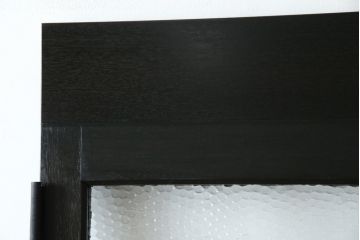 ドアをリペア&カスタム!高さと幅をリサイズし、既存のガラスノブを指定箇所へ移設し、鍵穴はバランスを見て移設。丁番も取り付け。現状の色味や雰囲気を残しつつ新材部分は本体に合わせて着色。(ガラス扉、建具)