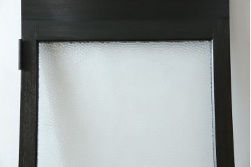 ドアをリペア&カスタム!高さと幅をリサイズし、既存のガラスノブを指定箇所へ移設し、鍵穴はバランスを見て移設。丁番も取り付け。現状の色味や雰囲気を残しつつ新材部分は本体に合わせて着色。(ガラス扉、建具)