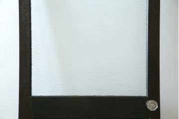 ドアをリペア&カスタム!高さと幅をリサイズし、既存のガラスノブを指定箇所へ移設し、鍵穴はバランスを見て移設。丁番も取り付け。現状の色味や雰囲気を残しつつ新材部分は本体に合わせて着色。(ガラス扉、建具)