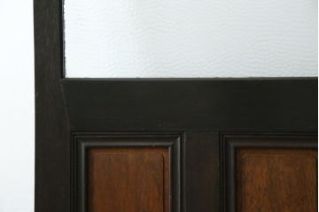 ドアをリペア&カスタム!高さと幅をリサイズし、既存のガラスノブを指定箇所へ移設し、鍵穴はバランスを見て移設。丁番も取り付け。現状の色味や雰囲気を残しつつ新材部分は本体に合わせて着色。(ガラス扉、建具)
