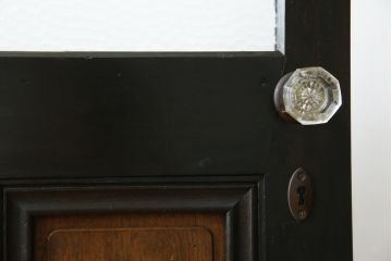 ドアをリペア&カスタム!高さと幅をリサイズし、既存のガラスノブを指定箇所へ移設し、鍵穴はバランスを見て移設。丁番も取り付け。現状の色味や雰囲気を残しつつ新材部分は本体に合わせて着色。(ガラス扉、建具)