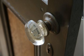 ドアをリペア&カスタム!高さと幅をリサイズし、既存のガラスノブを指定箇所へ移設し、鍵穴はバランスを見て移設。丁番も取り付け。現状の色味や雰囲気を残しつつ新材部分は本体に合わせて着色。(ガラス扉、建具)