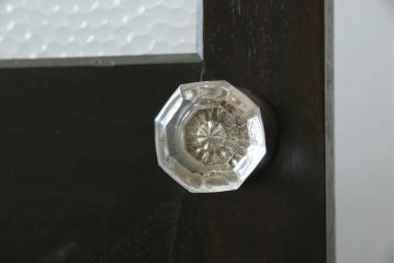ドアをリペア&カスタム!高さと幅をリサイズし、既存のガラスノブを指定箇所へ移設し、鍵穴はバランスを見て移設。丁番も取り付け。現状の色味や雰囲気を残しつつ新材部分は本体に合わせて着色。(ガラス扉、建具)
