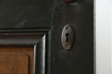 ドアをリペア&カスタム!高さと幅をリサイズし、既存のガラスノブを指定箇所へ移設し、鍵穴はバランスを見て移設。丁番も取り付け。現状の色味や雰囲気を残しつつ新材部分は本体に合わせて着色。(ガラス扉、建具)