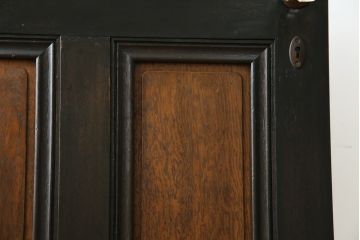 ドアをリペア&カスタム!高さと幅をリサイズし、既存のガラスノブを指定箇所へ移設し、鍵穴はバランスを見て移設。丁番も取り付け。現状の色味や雰囲気を残しつつ新材部分は本体に合わせて着色。(ガラス扉、建具)