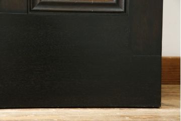 ドアをリペア&カスタム!高さと幅をリサイズし、既存のガラスノブを指定箇所へ移設し、鍵穴はバランスを見て移設。丁番も取り付け。現状の色味や雰囲気を残しつつ新材部分は本体に合わせて着色。(ガラス扉、建具)