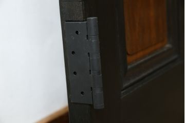 ドアをリペア&カスタム!高さと幅をリサイズし、既存のガラスノブを指定箇所へ移設し、鍵穴はバランスを見て移設。丁番も取り付け。現状の色味や雰囲気を残しつつ新材部分は本体に合わせて着色。(ガラス扉、建具)